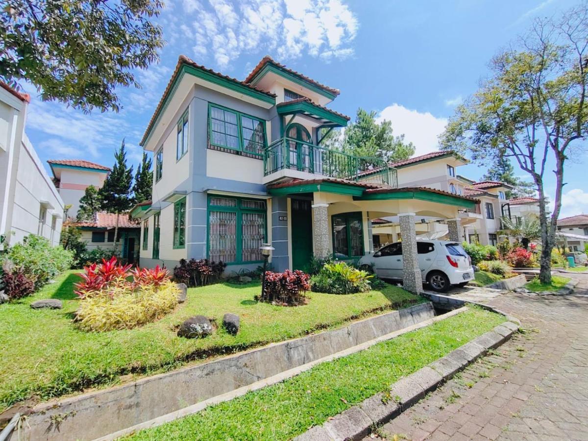 Villa Semesta Cikundul Exterior photo