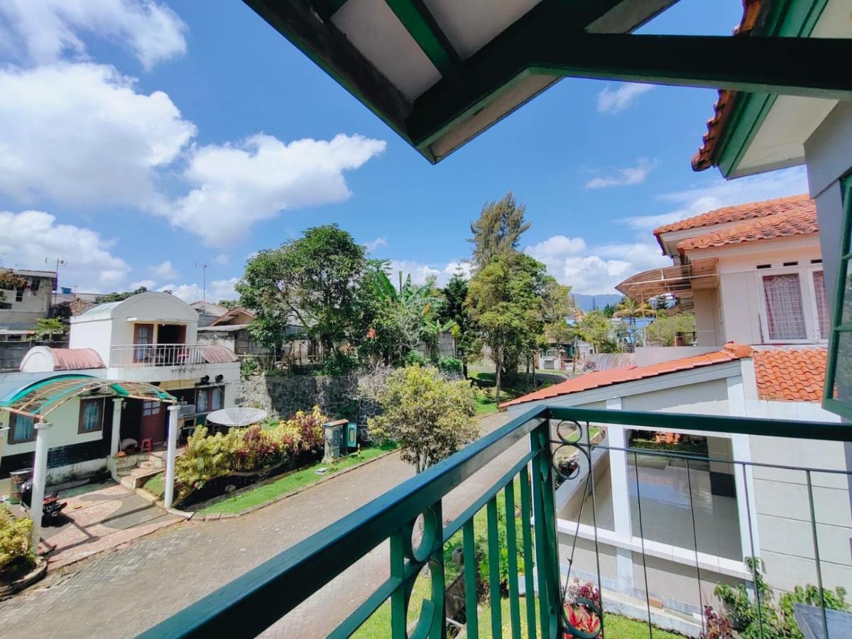 Villa Semesta Cikundul Exterior photo